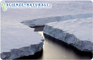 Profonde spaccature della piattaforma di ghiaccio in Antartide (fonte NASA)
