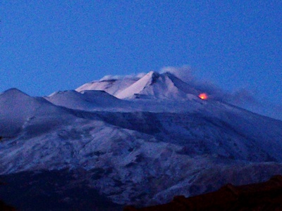 Versante sud-orientale dell’Etna. In evidenza la bocca alla base orientale del cono del cratere di Sud-est vista da Trecastagni, durante l’eruzione del gennaio 2010.