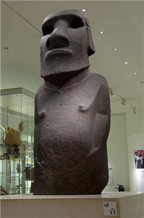 La statua di Hoa Hakananai’a al British Museum.