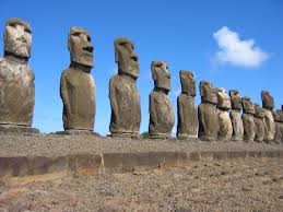 I moai dell’Isola di Pasqua nella loro collocazione più diffusa, schierati in una lunga fila e rivolti al mare (da Wikipedia)