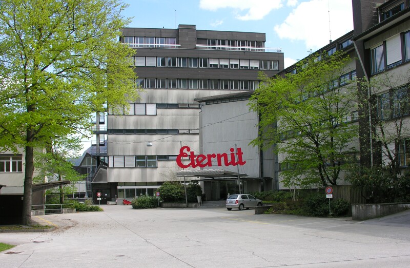 La fabbrica Eternit (Schweiz) AG in Svizzera, attualmente