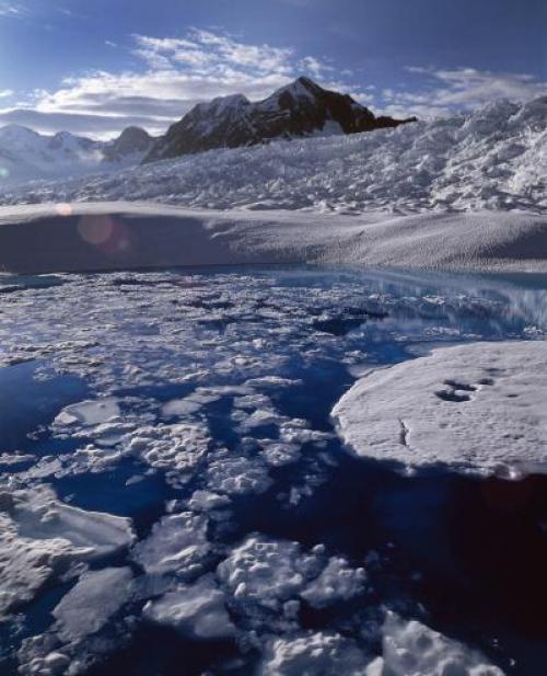 Nel periodo 2003-2009 lo scioglimento del ghiacciaio Columbia in Alaska e di altri ghiacciai nel mondo hanno contribuito all’innalzamento globale del livello dei mari tanto quanto la fusione della calotta di ghiaccio della Groenlandia insieme alla regione antartica (fonte: University of Colorado)