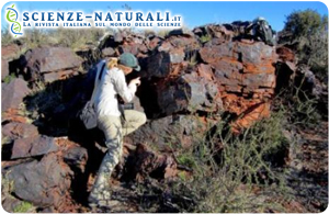 Jena Johnson, un ricercatore del Caltech esamina una roccia vecchia di 2415 milioni di anni in Sud Africa, dove è stata trovata la prova di un precoce fotosistema ossidante del manganese (foto: Caltech)
