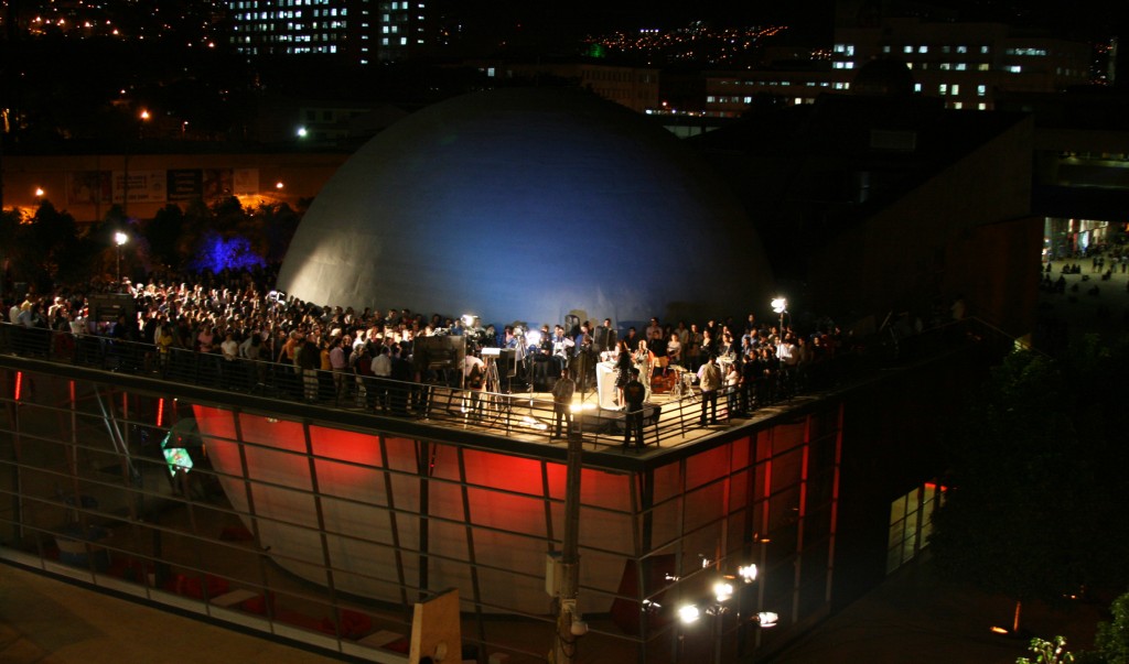 Foto del Planetario di Medellin nella sua inaugurazione, la cupola è la sala cinematografica nel cui interno vengono trasmessi "viaggi" alla scoperta dell'universo e dell'astronomia.