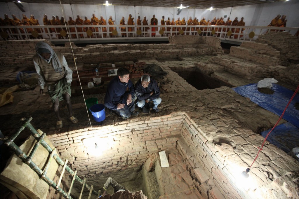 Gli archeologi Robin Coningham (a sinistra) e Kosh Prasad Acharya scavi diretti ai Maya Devi Temple, scoprendo una serie di antichi templi contemporanee con il Buddha. Monaci thailandesi meditare. (Credit: Ira Block / National Geographic)