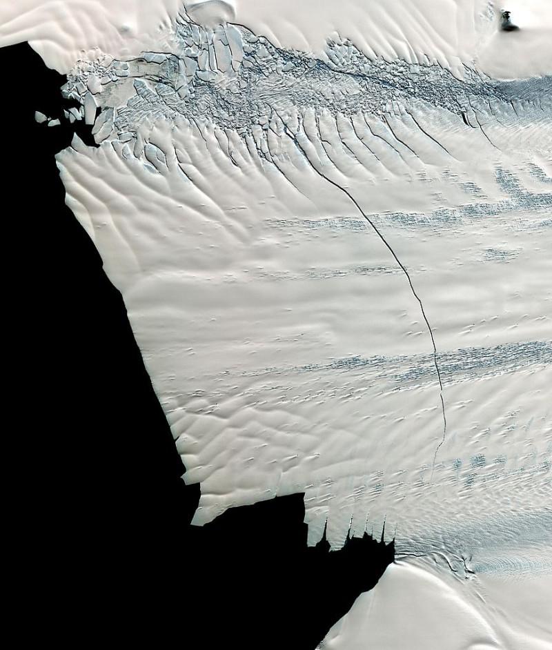 L’immagine satellitare del Pine Island Glacier mostra una frattura del ghiaccio lunga 18 miglia. I ricercatori misurano costantemente le fratture del ghiaccio per calcolare l’accelerazione annua e quindi la velocità di avanzamento del ghiacciaio (credit: NASA)