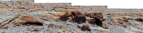 Foto composta del suolo marziano scattata da Curiosity, Rover della Nasa inviato nel 2012. La granulometria del terreno fine comporta problemi di asfissia e ristagno idrico. Fonte Nasa/Jpl