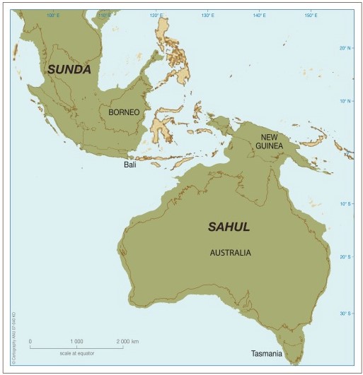 Con il termine Sahul veniva definito il blocco unico di terre emerse, non separato da tratti di mare, che 18mila anni fa comprendeva, oltre all’Australia, la Nuova Guinea a nord, l’Isola di Timor a nord-ovest e la Tasmania a sud, evidenziate dal tratto rosso nella raffigurazione. (fonte: Wikipedia)