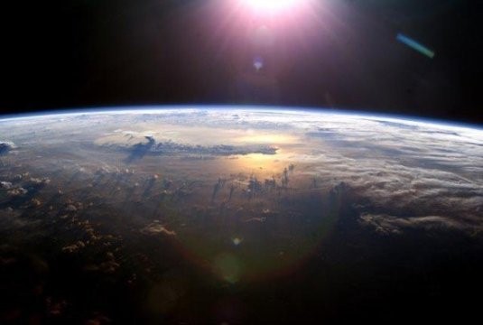 Vista dell’atmosfera terrestre ripresa dalla Stazione spaziale internazionale nel 2003,  (credit: ISS Expedition 7 Crew, EOL, NASA).