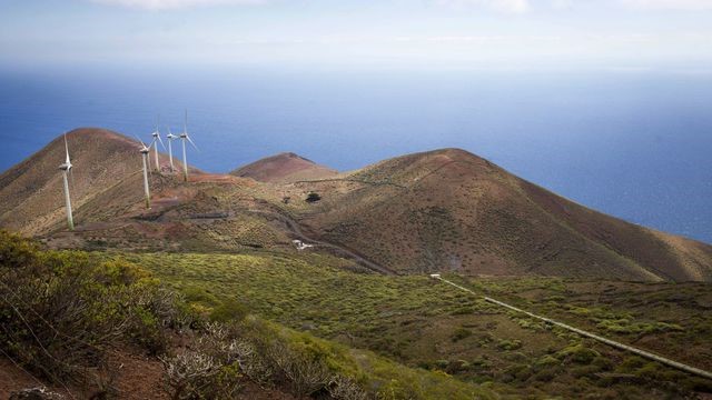 Immagine 1: Le turbine degli impianti eolici ibridi nell’isola di El Hierro - afp.com/DESIREE MARTIN, 2016